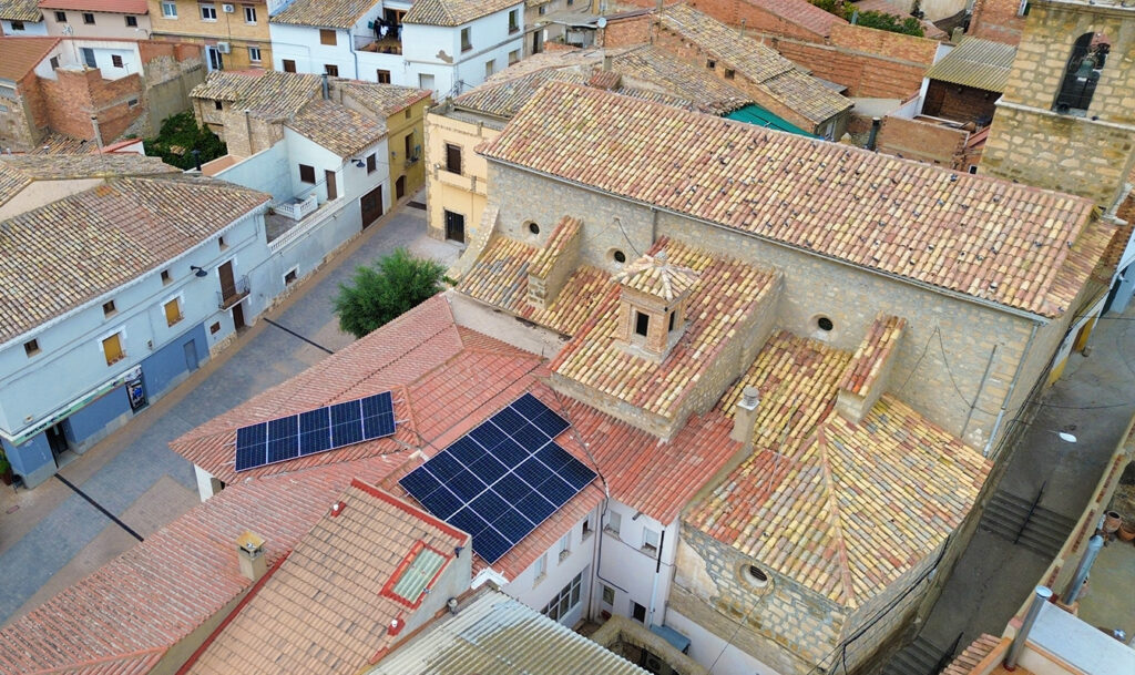 Instalación solar de Alumbra en el edificio del ayuntamiento y el colegio público.
