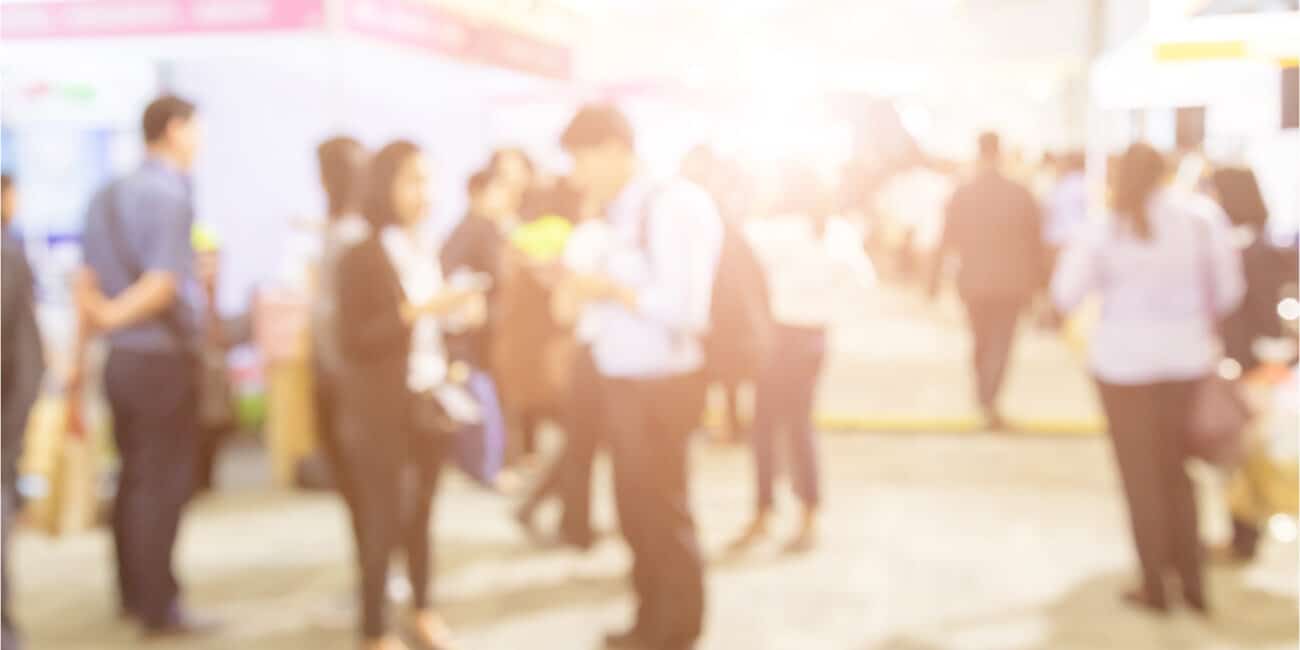 Imagen del anuncio de Alumbra Energía para su participación en GENERA 2025, indicando fechas y ubicación del stand.