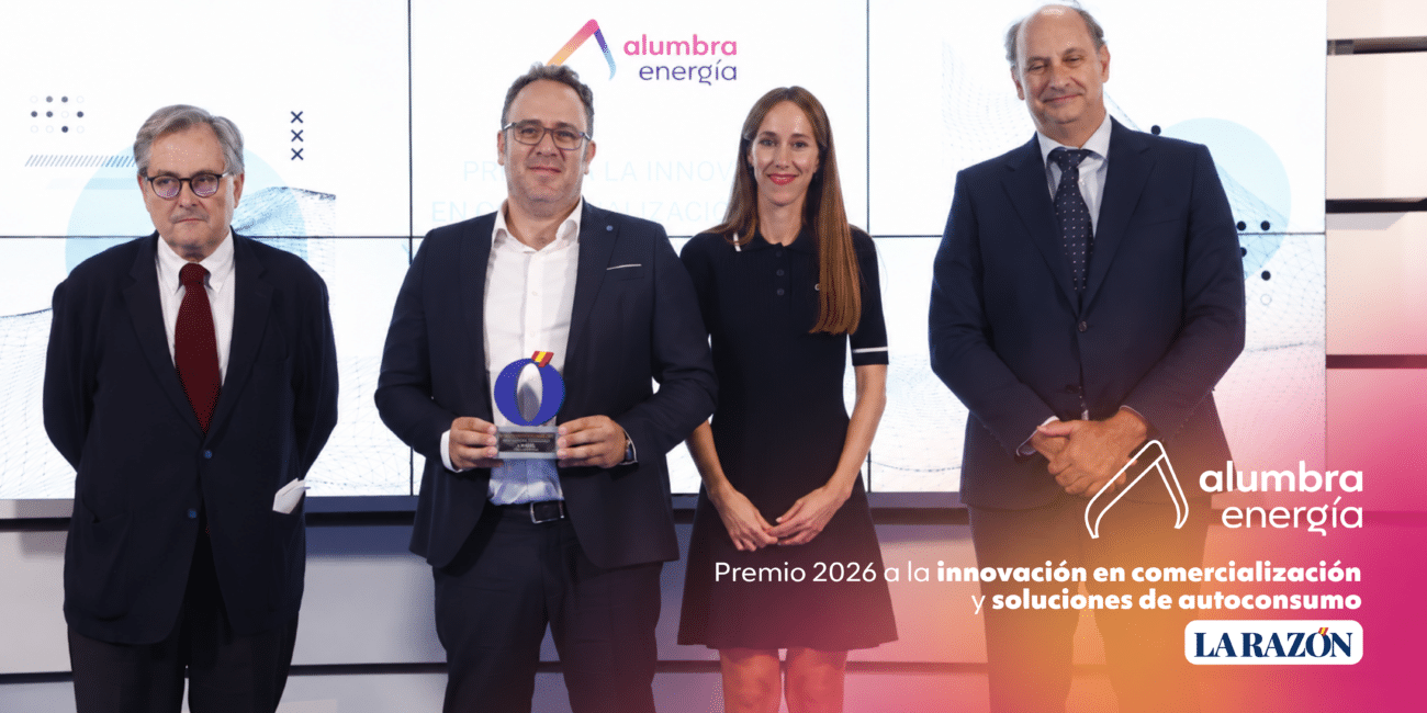 Samuel Gamito sostiene el Premio a la Innovación en Comercialización Verde y Soluciones de Autoconsumo concedido a Alumbra Energía, junto a Eva Noya y dos representantes de LA RAZÓN.