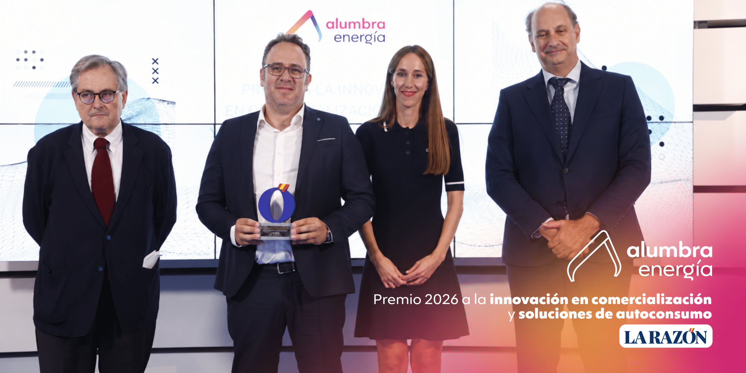 Samuel Gamito sostiene el Premio a la Innovación en Comercialización Verde y Soluciones de Autoconsumo concedido a Alumbra Energía, junto a Eva Noya y dos representantes de LA RAZÓN.